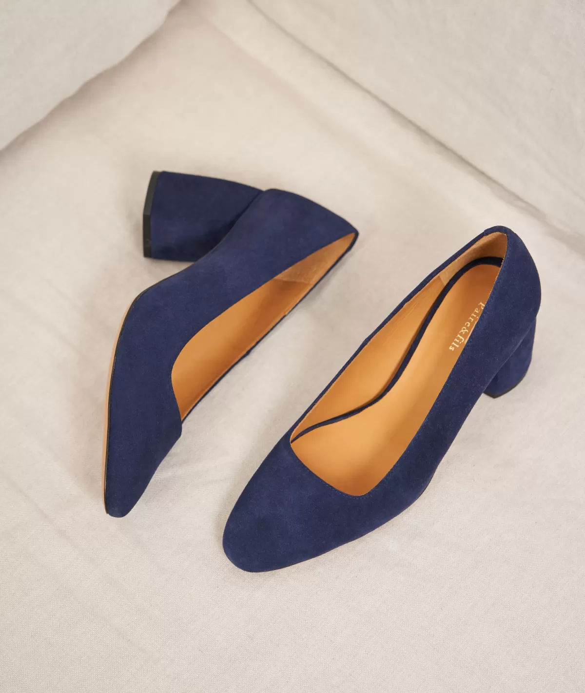 Shop Babies à talon bloc en daim bleu marine Femme Sandales