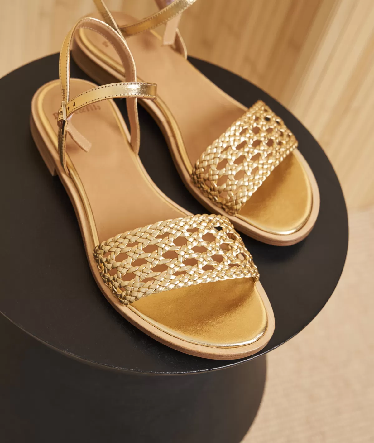 Best Sale Sandales plates en cuir doré Femme Sandales
