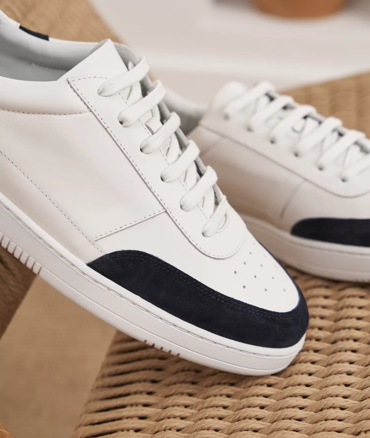 Shop Sneakers en cuir blanc et daim bleu marine Homme Sneakers