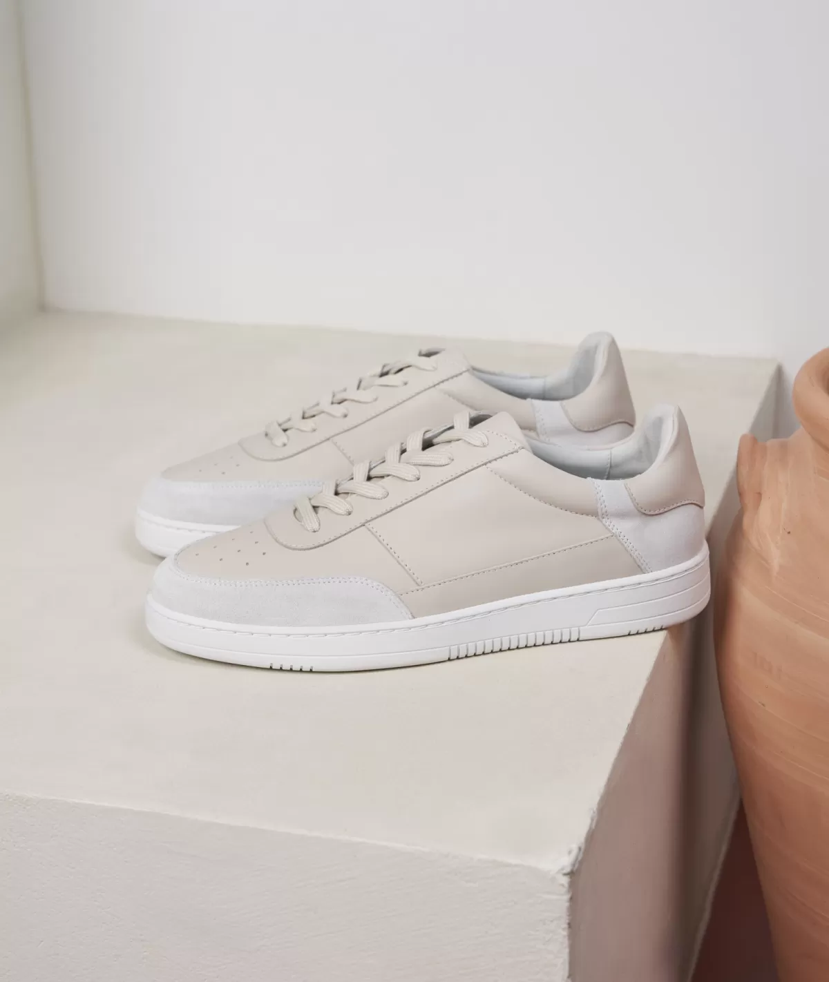 Shop Sneakers en cuir crème et daim Homme Sneakers